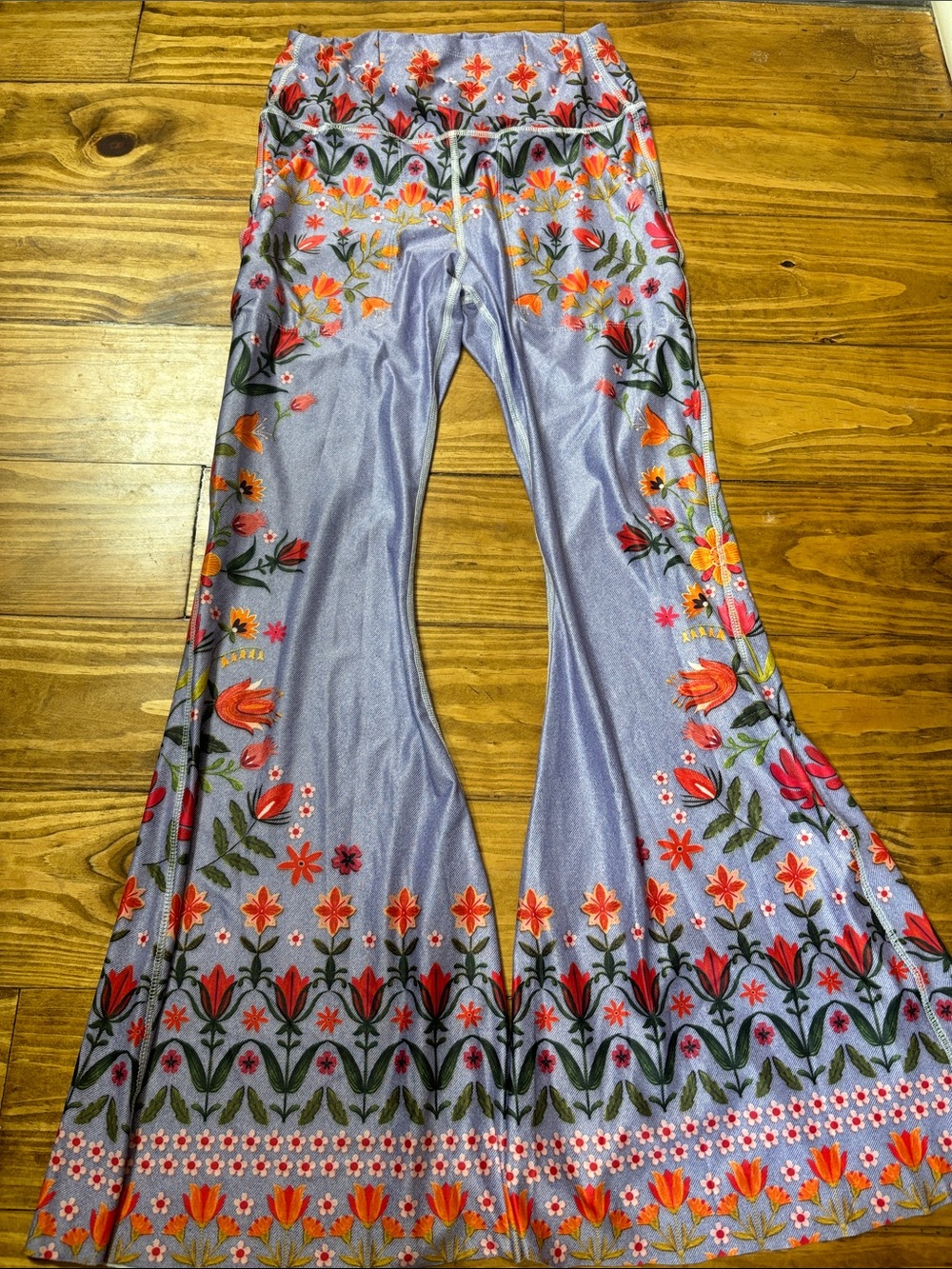Yoga Democracy Size Small Women’s Flare Leggings Fun Floral Pattern
